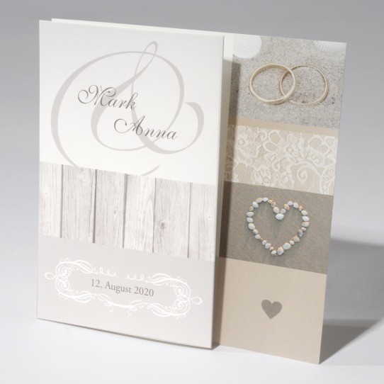 Hochzeitseinladung mit Brettermotiv, Herz und Ringe im Sand