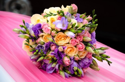 Brautstrauß mit verschiedenen Blumen
