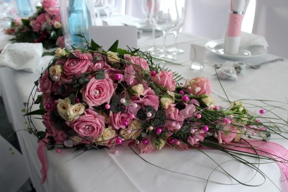 Toller Wasserfall-Brautstrauß mit rosa und weißen Rosen